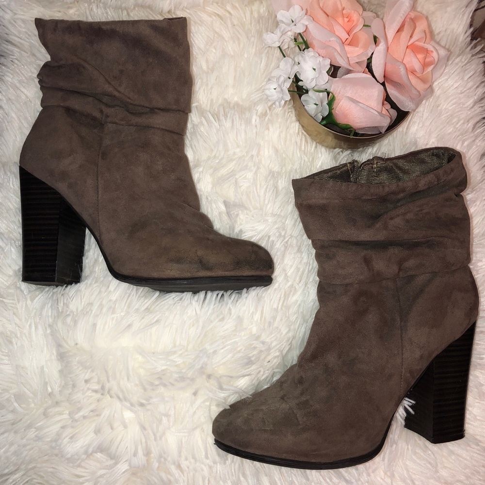 TAUPE SEUDE ANKLE BOOTS